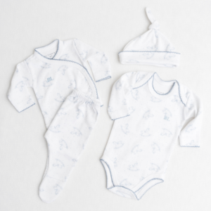 PEQUEÑA BIENVENIDA - BABY SET AJUAR 4 PIEZAS PIMA + CAJA - LITTLE HORSES - CELESTE